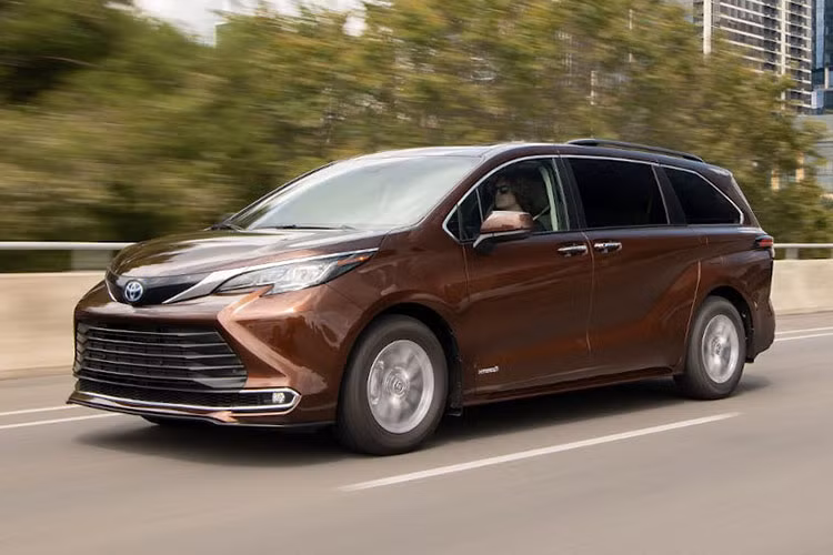 Toyota Sienna trở thành một lựa chọn đáng tin cậy nhờ có đủ chỗ cho mọi người và đồ đạc, sự tiện lợi của cửa trượt, hệ dẫn động 4 bánh và động cơ hybrid tiêu chuẩn. Thực tế, mẫu xe minivan nằm trong top xe có giá trị bán lại tốt nhất và giải thưởng Best Buy. Đây cũng được vinh danh là một trong 10 mẫu xe đường phố tốt nhất năm 2021.