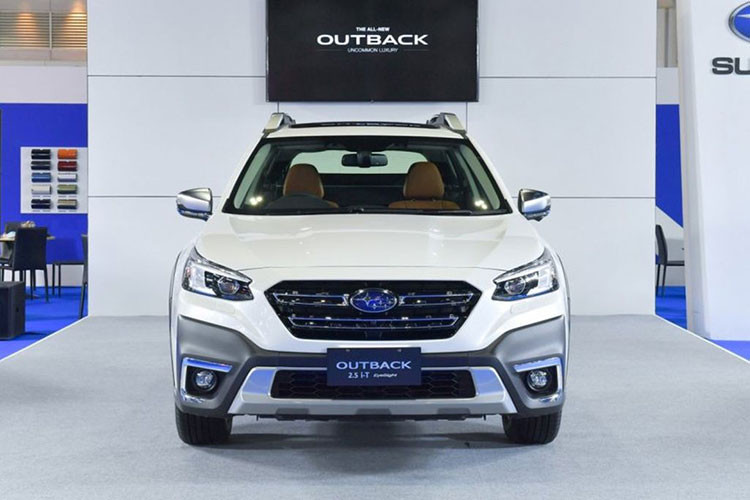 Hệ dẫn động 4 bánh tiêu chuẩn và nội thất bền bỉ phù hợp với những cuộc phiêu lưu ngoài trời khiến Subaru Outback 2021 trở thành lựa chọn tuyệt vời cho những người yêu thích lối sống năng động. Bên cạnh đó, xe còn được giới chuyên gia đánh giá cao về cảm giác lái thoải mái và khoang hành lý. Nhìn chung, Outback là mẫu xe có giá trị tuyệt vời khi nằm trong top xe có giá trị bán lại tốt nhất của Kelley Blue Book.