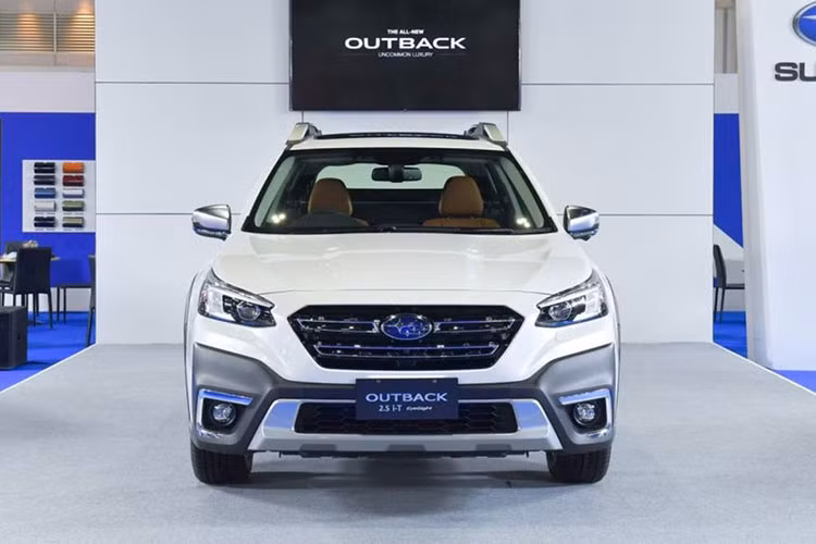 Hệ dẫn động 4 bánh tiêu chuẩn và nội thất bền bỉ phù hợp với những cuộc phiêu lưu ngoài trời khiến Subaru Outback 2021 trở thành lựa chọn tuyệt vời cho những người yêu thích lối sống năng động. Bên cạnh đó, xe còn được giới chuyên gia đánh giá cao về cảm giác lái thoải mái và khoang hành lý. Nhìn chung, Outback là mẫu xe có giá trị tuyệt vời khi nằm trong top xe có giá trị bán lại tốt nhất của Kelley Blue Book.