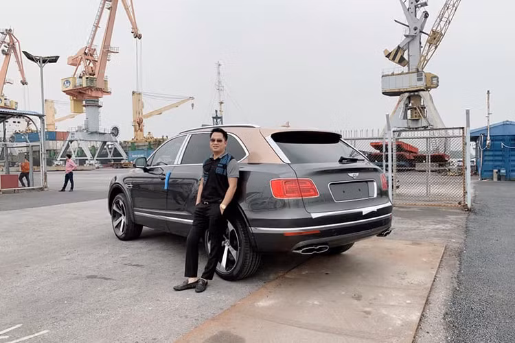 Biển số trên chiếc SUV siêu sang Bentley Bentayga V8 phiên bản kỷ niệm 100 năm của doanh nhân quận 12 khiến giới mê biển không khỏi xuýt xoa trước độ mát tay của chủ nhân khi bấm được dãy số 663.66. Có thể thấy, cặp 66 lặp đi lặp lại ở đầu và cuối biển số của chiếc Bentley Bentayga V8 này rất đẹp mắt. 