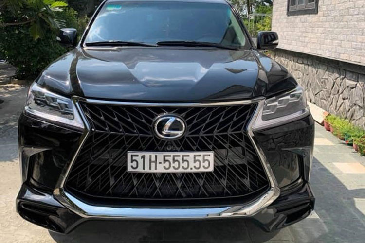Được biết, đây không phải là chiếc Lexus LX570 đầu tiên ở Việt Nam đeo biển số đẹp như tứ quý hoặc ngũ quý. Trước đó, đầu số 51H-999.99 cũng đã thuộc về một chiếc Lexus LX570 đời cũ. Ngoài ra, còn có không ít những chiếc "chuyên cơ mặt đất" Lexus LX570 đeo biển "tứ quý" của TP.HCM và các tỉnh thành khác.