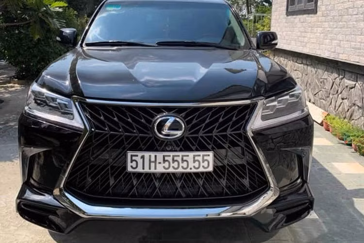 Được biết, đây không phải là chiếc Lexus LX570 đầu tiên ở Việt Nam đeo biển số đẹp như tứ quý hoặc ngũ quý. Trước đó, đầu số 51H-999.99 cũng đã thuộc về một chiếc Lexus LX570 đời cũ. Ngoài ra, còn có không ít những chiếc "chuyên cơ mặt đất" Lexus LX570 đeo biển "tứ quý" của TP.HCM và các tỉnh thành khác.