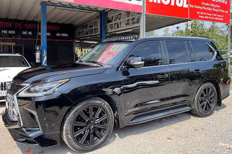 Chiếc SUV hạng sang Lexus LX570 đeo biển "ngũ quý" 5 này có ngoại thất khá giống với phiên bản Lexus LX570 Super Sport. Chẳng hạn như phần lưới tản nhiệt thiết kế rất đẹp mắt và sơn đen của bản cao cấp nhất. Nhưng một số chi tiết bên hông xe và đuôi xe lại không thể hiện đây là một chiếc Lexus LX570 Super Sport nguyên bản mà đã được độ lại.