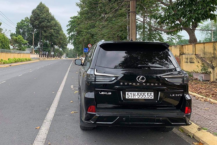 Lexus LX570 tại Việt Nam có nhiều biến động về giá bán, lúc ban đầu khi xe ra mắt có giá khởi điểm chỉ 5,61 tỷ đồng. Tuy nhiên, sau ngày 11/7/2016, giá xe Lexus LX570 đã tăng lên 7,810 tỷ đồng do chịu ảnh hưởng của thuế tiêu thụ đặc biệt mới. Đến tháng 1/2019, Lexus LX570 chính hãng bán ra là 8.180 tỷ đồng và hiện nay đang được chào bán 8.34 tỷ đồng. 