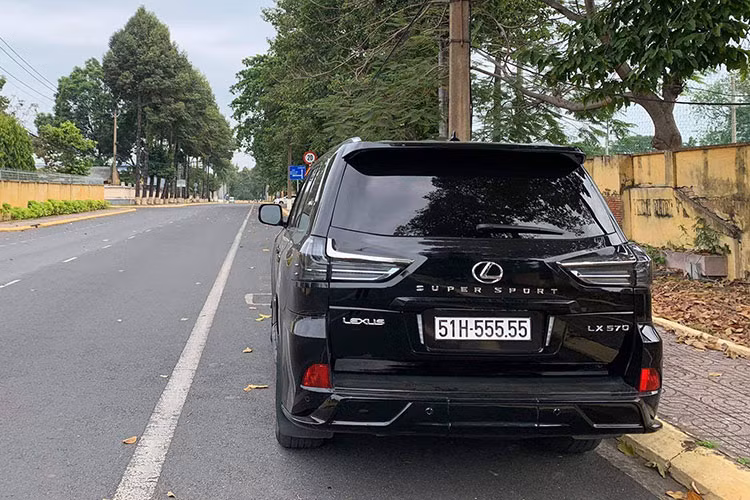 Lexus LX570 tại Việt Nam có nhiều biến động về giá bán, lúc ban đầu khi xe ra mắt có giá khởi điểm chỉ 5,61 tỷ đồng. Tuy nhiên, sau ngày 11/7/2016, giá xe Lexus LX570 đã tăng lên 7,810 tỷ đồng do chịu ảnh hưởng của thuế tiêu thụ đặc biệt mới. Đến tháng 1/2019, Lexus LX570 chính hãng bán ra là 8.180 tỷ đồng và hiện nay đang được chào bán 8.34 tỷ đồng. 