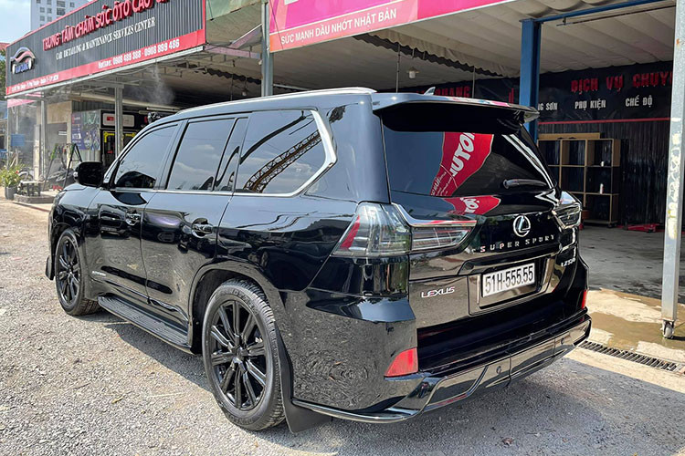 Tại thị trường Việt Nam, Lexus LX570 được ví như “Chuyên cơ mặt đất”, “Khủng long bạo chúa”, “Biệt thự di động”,... và hiện đang là “anh cả” dẫn đầu các mẫu xe hạng sang Lexus hiện đại. Xe được phân phối về Việt Nam dưới hình thức xe nhập khẩu chính hãng hoặc tư nhân.