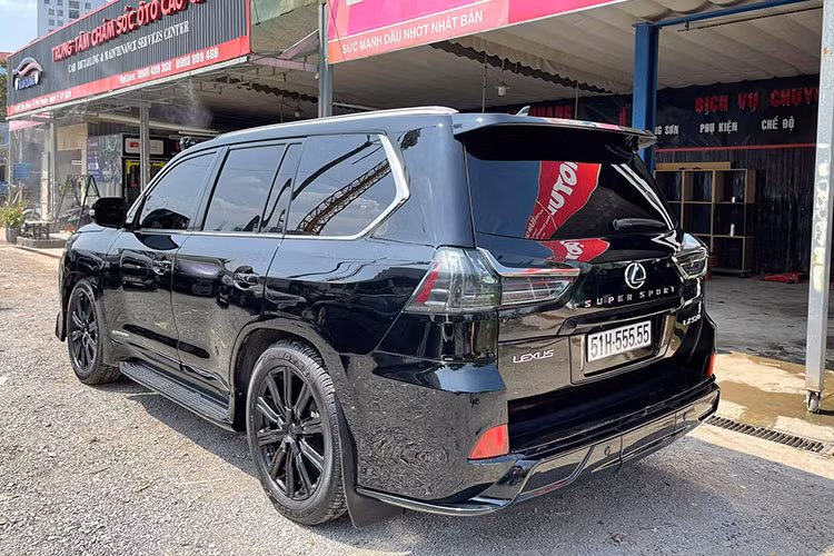 Tại thị trường Việt Nam, Lexus LX570 được ví như “Chuyên cơ mặt đất”, “Khủng long bạo chúa”, “Biệt thự di động”,... và hiện đang là “anh cả” dẫn đầu các mẫu xe hạng sang Lexus hiện đại. Xe được phân phối về Việt Nam dưới hình thức xe nhập khẩu chính hãng hoặc tư nhân.