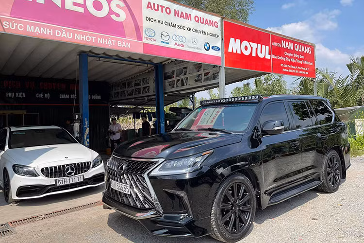 Mới đây, trên mạng xã hội xuất hiện hình ảnh một chiếc SUV hạng sang Lexus LX570 màu đen đeo biển kiểm soát 51H-555.55. Có thể đếm được tới 6 con số 5 xuất hiện trong biển số của chiếc LX570 này. Được biết, chiếc xe đã ra biển vào năm 2020 và mới đây được chủ nhân đưa đi "làm đẹp" để đón Tết Tân Sửu 2021.