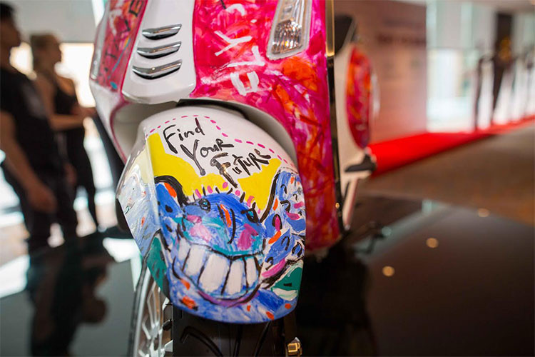 Về động cơ, Piaggio Vespa Sprint ABS mới sử dụng động cơ i-Get 125cc xy-lanh đơn, 4 kỳ, làm mát bằng gió cưỡng bức, trục cam đơn trên đỉnh xy-lanh với hệ thống phối khí 3 van (2 van hút, 1 van xả), động cơ này cho công suất 10.6 mã lực tại 7.700 vòng/phút và mô-men xoắn cực đại 10.4 Nm tại vòng tua 6.000 vòng/phút.