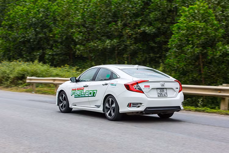 Ba công nghệ chính đóng góp vào sức mạnh và hiệu suất nhiên liệu của động cơ 1.5L VTEC TURBO trên Honda Civic 2017 hoàn toàn mới chính là: Hệ thống phun xăng trực tiếp và hòa trộn hỗn hợp ngay họng nạp với áp suất cao, Hệ thống điều chỉnh thời gian đóng mở của cả van nạp và van xả (VTC), Bộ tăng áp với đường khí thải điện tử. 