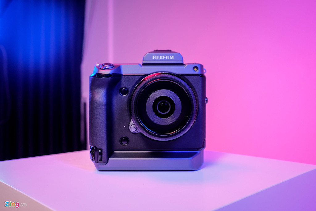 Ngày 4/7, Fujifilm ra mắt GFX100, máy ảnh không gương lật có cảm biến medium format (MF) độ phân giải cao nhất thế giới. Với kích thước cảm biến 55 mm và độ phân giải 102 MP, GFX100 hướng tới giới nhiếp ảnh gia chụp thương mại, thời trang, phong cảnh chuyên nghiệp. Tốc độ của máy được đánh giá cao nhưng vẫn chưa thể đáp ứng các thể loại như chụp hành động, hoang dã, thể thao...