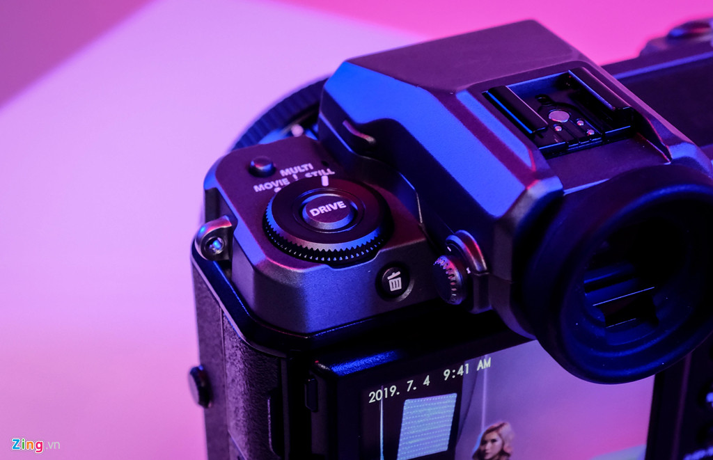 Máy có chế 3 chế độ chụp gồm Multi (chụp liên tục), Still (chụp ảnh tĩnh) và Movie (quay phim). Ở chế độ Movie, GFX100 có thể quay phim trên cảm biến medium format ở độ phân giải 4K, 30 khung hình/giây. Đây là thông số tương đương các máy quay chuyên nghiệp như RED.