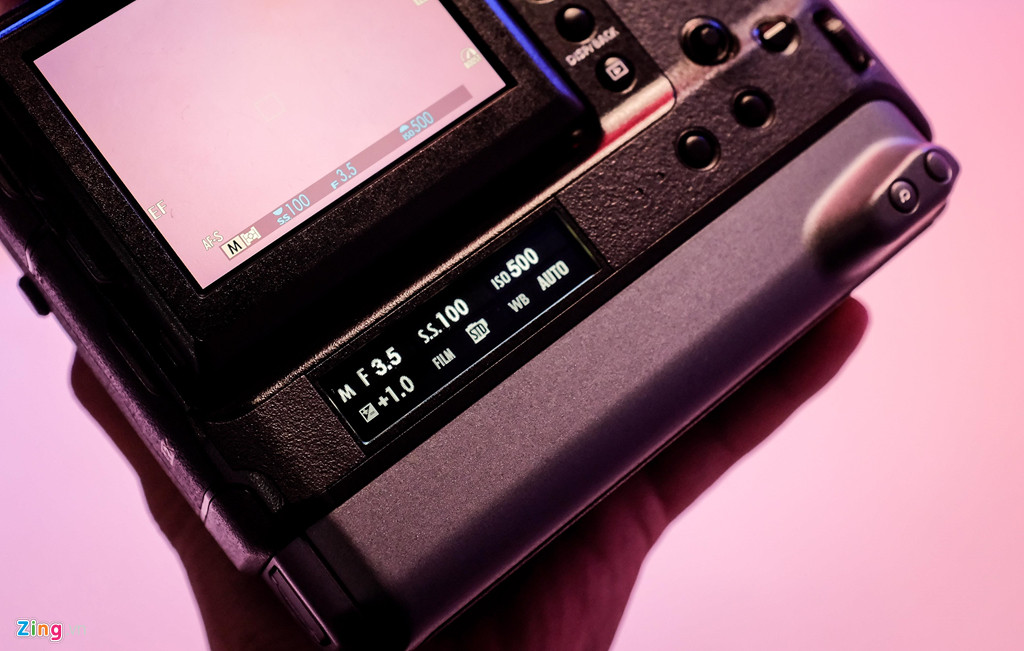 Một màn hình phụ đặt ở mặt lưng của máy giúp nhiếp ảnh gia luôn có thể theo dõi các thông số mà không cần quá nhiều thao tác.