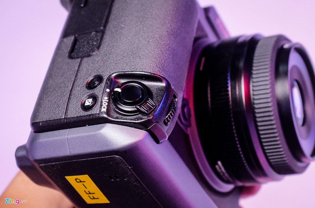 Ngoài ra, GFX còn được thiết kế thêm tay cầm phụ, hỗ trợ khung ảnh dọc. Đây là máy ảnh Fujifilm đầu tiên có thiết kế này.