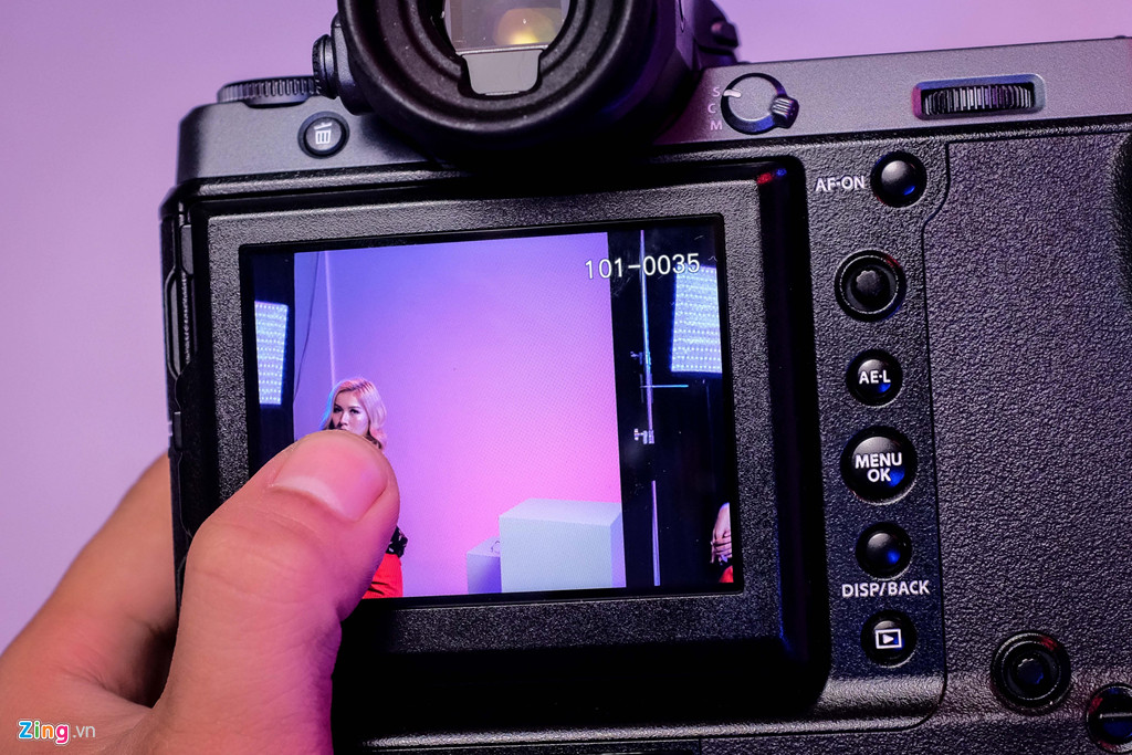 Máy trang bị màn hình cảm ứng 3,2 inch, 2,36 triệu điểm ảnh. Đi kèm với đó là ống ngắm EVF 5,76 triệu điểm ảnh, tốc độ phản hồi cao và tỉ lệ phóng đại 0,86 lần. Tùy theo tình huống chụp, nhiếp ảnh gia có thể chọn các chế độ EVF như ưu tiên tốc độ khung hình, độ phân giải, tốc độ bắt nét...