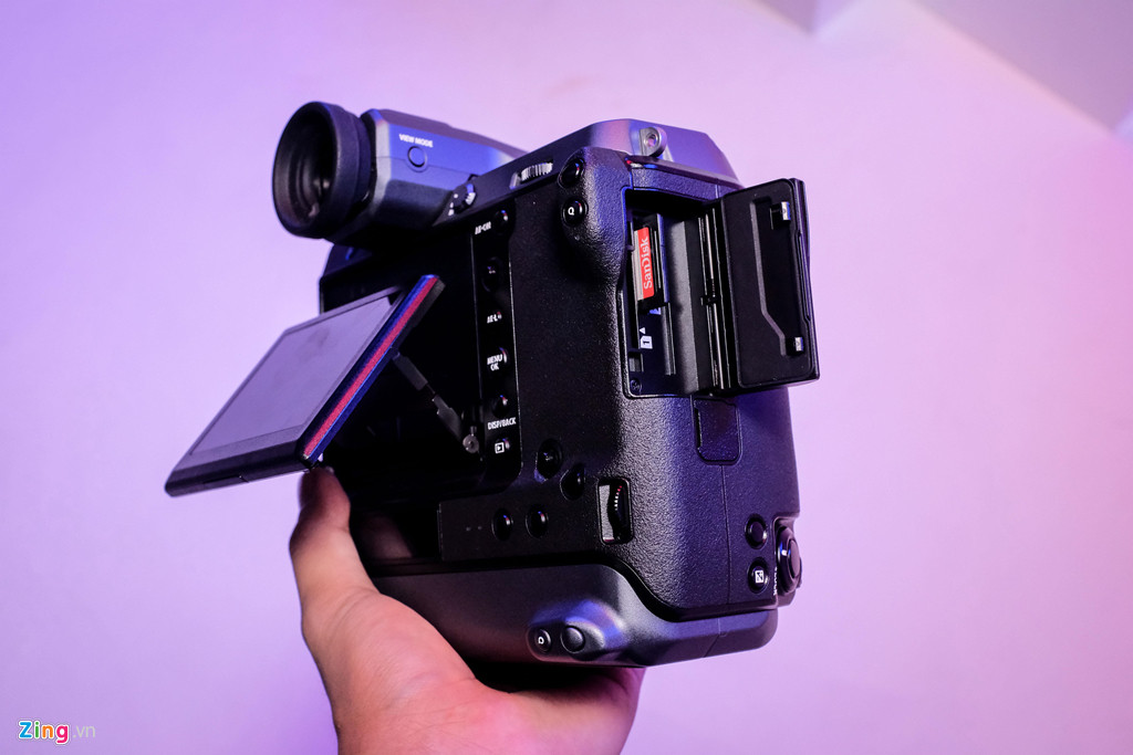 Fujifilm GFX100 trang bị màn hình lật ba chiều cho phép nhiếp ảnh gia chụp được những góc lạ.