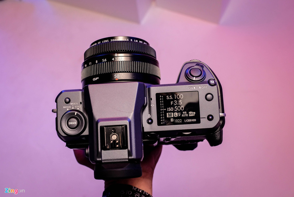 Fujifilm GFX100 mới sẽ loại bỏ các vòng xoay đặc trưng của Fujifilm. Thay vào đó, máy trang bị màn hình đơn sắc với nhiều chế độ hiển thị, cung cấp nhiều thông tin hơn cho nhiếp ảnh gia.