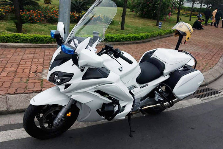 Mẫu xe môtô Yamaha FJR1300P phiên bản mới nhất này được đưa về Bộ Công An phục vụ công tác thuộc phiên bản 2017 mới nhất hiện nay. Xe được trang bị khối động cơ 4 xy lanh thẳng hàng với dung tích 1300 phân khối, làm mát bằng chất lỏng, đi kèm hộp số 6 cấp. Khung xe bằng hợp kim nhôm nguyên khối.