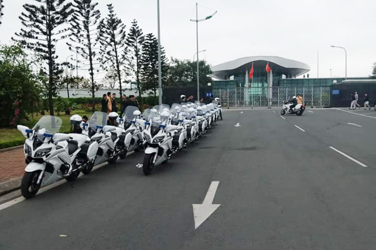 Để chuẩn bị kỹ lưỡng cho cuộc họp thượng đỉnh Mỹ và Triều Tiên sắp diễn ra tại Hà Nội, đội cảnh sát dẫn đoàn của CSGT Việt Nam đã có mặt sớm tại sân bay Nội Bài để thực hiện diễn tập. Dàn xe môtô khủng Yamaha FJR1300 phiên bản Police đã có mặt tại sảnh Vip của sân bay vào sáng nay 22/02/2019.