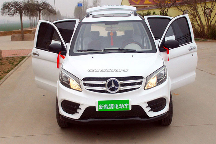 Chiếc SUV hạng sang Mercedes-Benz GLE cũng bị công ty Trung Quốc sao chép thiết kế trên mẫu xe điện của mình. Là phiên bản thu nhỏ của chiếc SUV đến từ thương hiệu ôtô hạng sang Đức, khi xếp cạnh nhau hoặc lăn bánh trên đường sẽ rất khó để phân biệt GLE nhái với GLE xịn.