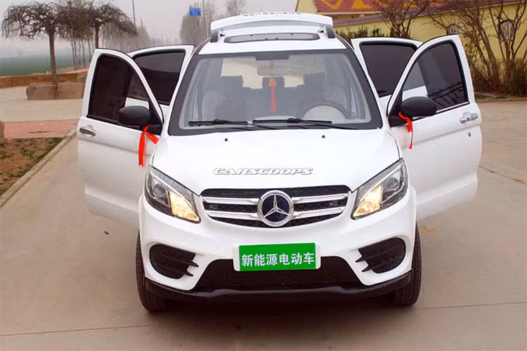 Chiếc SUV hạng sang Mercedes-Benz GLE cũng bị công ty Trung Quốc sao chép thiết kế trên mẫu xe điện của mình. Là phiên bản thu nhỏ của chiếc SUV đến từ thương hiệu ôtô hạng sang Đức, khi xếp cạnh nhau hoặc lăn bánh trên đường sẽ rất khó để phân biệt GLE nhái với GLE xịn.