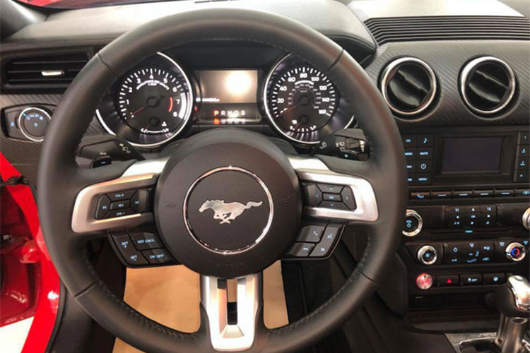 Trên thế hệ mới này, Ford Mustang phiên bản 2018 có bảng táp-lô được thiết kế lại hoàn toàn đơn giản thể thao và cho cảm giác mềm mại, cao cấp hơn với những chi tiết làm bằng nhôm như cửa gió, lẫy mở cửa...