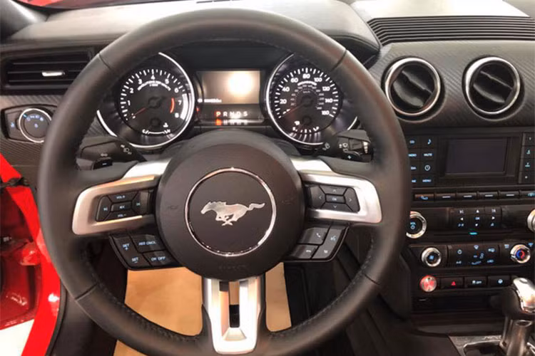 Trên thế hệ mới này, Ford Mustang phiên bản 2018 có bảng táp-lô được thiết kế lại hoàn toàn đơn giản thể thao và cho cảm giác mềm mại, cao cấp hơn với những chi tiết làm bằng nhôm như cửa gió, lẫy mở cửa...