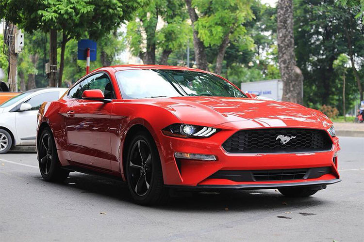 Mới đây, một showroom tư nhân tại Hà Nội đã chính thức đưa về thêm một mẫu Ford Mustang 2018 phiên bản mới nhất khiến cho con số của phiên bản xe cơ bắp thé hệ thứ 6 này tại thị trường Việt Nam lên 4 chiếc.