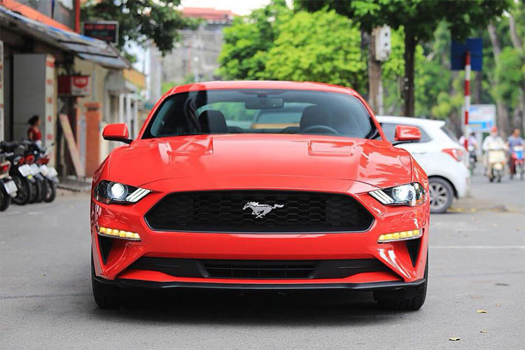 Mustang 2018 về Việt Nam sử dụng khối động cơ 4 xy-lanh thẳng hàng (I4) dung tích 2.3L tăng áp (turbocharged) với công nghệ EcoBoost nổi tiếng của Ford cho công suất tối đa 310 mã lực tại vòng tua 5.500v/p và mô-men xoắn cực đại 474 Nm; sức mạnh được truyền xuống cầu sau (RWD) qua hộp số tự động 10 cấp.