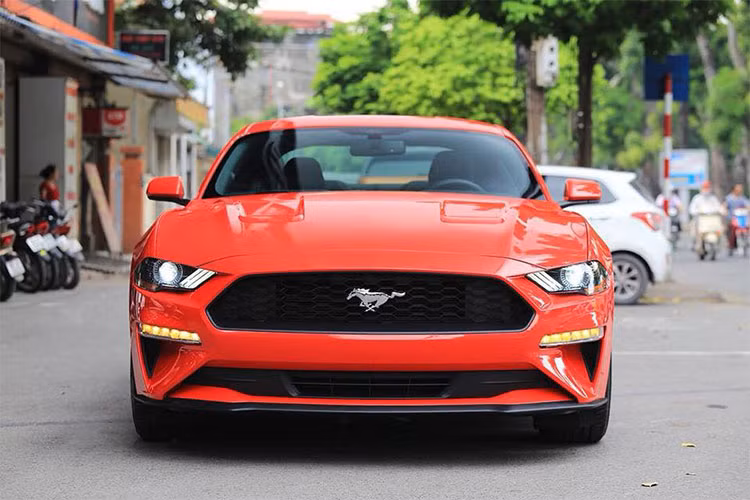 Mustang 2018 về Việt Nam sử dụng khối động cơ 4 xy-lanh thẳng hàng (I4) dung tích 2.3L tăng áp (turbocharged) với công nghệ EcoBoost nổi tiếng của Ford cho công suất tối đa 310 mã lực tại vòng tua 5.500v/p và mô-men xoắn cực đại 474 Nm; sức mạnh được truyền xuống cầu sau (RWD) qua hộp số tự động 10 cấp.