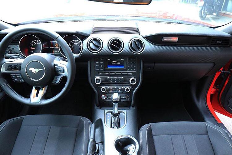 Về nội thất, mẫu xe nhập về sử dụng cụm đồng hồ hiển thị dạng analog truyền thống; Mustang 2018 còn có màn hình kích thước 12 inch thay thế cho màn hình analog truyền thống nhưng sẽ là một tùy chọn đi kèm.