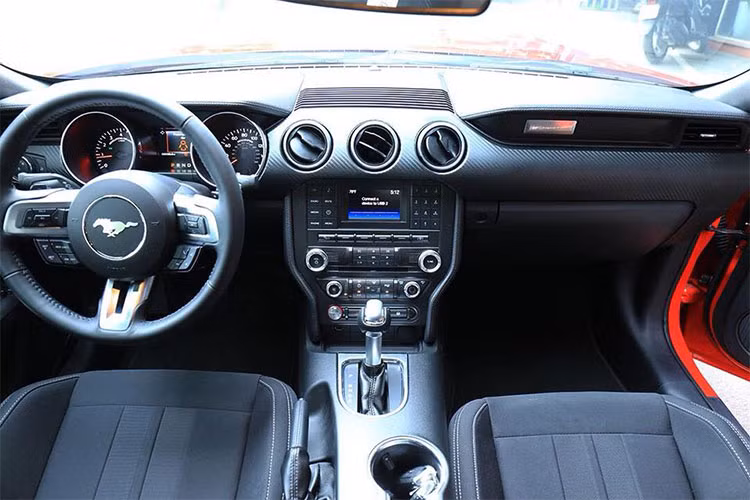 Về nội thất, mẫu xe nhập về sử dụng cụm đồng hồ hiển thị dạng analog truyền thống; Mustang 2018 còn có màn hình kích thước 12 inch thay thế cho màn hình analog truyền thống nhưng sẽ là một tùy chọn đi kèm.