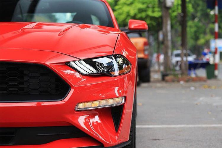Về mặt thiết kế, điểm nhấn của Ford Mustang 2018 chính là phần đầu xe được làm mới. Hãng xe Mỹ đã bổ sung cụm đèn pha mới, cản va trước tái thiết kế, lưới tản nhiệt rộng hơn và nắp ca-pô khỏe khoắn. So với phiên bản cũ, nắp ca-pô của Ford Mustang 2018 đã được hạ thấp 20 mm.