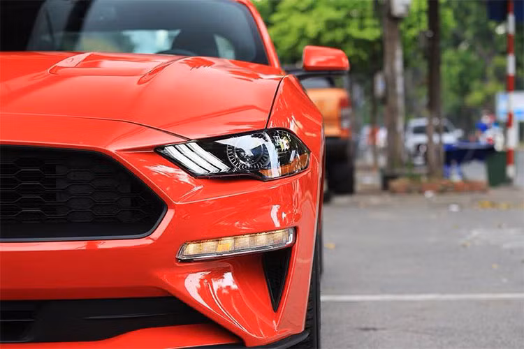 Về mặt thiết kế, điểm nhấn của Ford Mustang 2018 chính là phần đầu xe được làm mới. Hãng xe Mỹ đã bổ sung cụm đèn pha mới, cản va trước tái thiết kế, lưới tản nhiệt rộng hơn và nắp ca-pô khỏe khoắn. So với phiên bản cũ, nắp ca-pô của Ford Mustang 2018 đã được hạ thấp 20 mm.