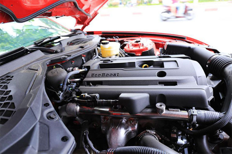 Hãng xe ôtô Ford còn cung cấp nhiều trang bị an toàn cho Mustang 2018 gồm: Hệ thống tránh va chạm với chức năng phát hiện người đi đường, cảnh báo khoảng cách giữa các xe, cảnh báo rời làn đường, hỗ trợ giữ làn đường và nhắc nhở tài xế. Tính năng Ford SYNC Connect với FordPass lần đầu tiên được trang bị trên Mustang.