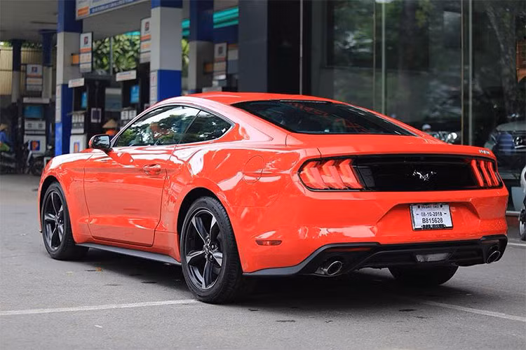 Ra mắt lần đầu vào ngày 5/12/2013 và bán ra vào năm 2014, thế hệ xe cơ bắp Ford Mustang thứ 6 tính tới nay đã được khoảng 3 năm tuổi. Chính vì vậy, phiên bản nâng cấp giữa vòng đời (facelift) Ford Mustang 2018 sở hữu những thay đổi khiến cho xe này càng trở nên hấp dẫn hơn.