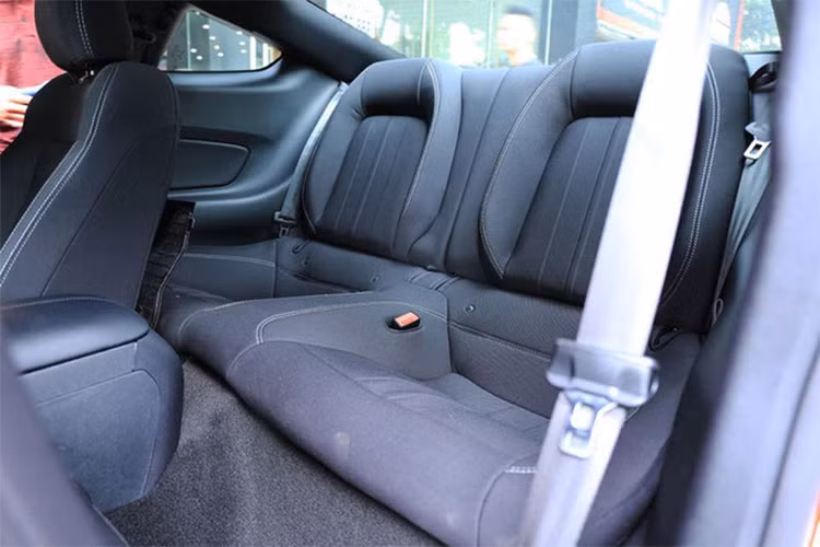 Ford Mustang phiên bản 2018 sở hữu thiết kế 2 + 2 chỗ ngồi nhưng khá chật chội. Phía sau chỉ dành cho trẻ em hoặc để các đồ vật cần thiết cho người sử dụng. Mặc dù là một mẫu xe thể thao cơ bắp nhưng thể tích khoang hành lý của mẫu xe này cũng đạt tới 382 lít.