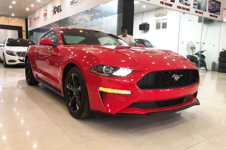 Ford Mustang là dòng xe cơ bắp thể thao bán chạy nhất thế giới, tại quê nhà Mỹ. Phiên bản Ford Mustang 2018 hiện có giá bán khởi điểm từ 25.680 USD (khoảng 585 triệu đồng) tại thị trường quê nhà. Được biết, Ford Mustang 2.3L 2018 có giá chào bán hơn 2 tỷ đồng tại Việt Nam.