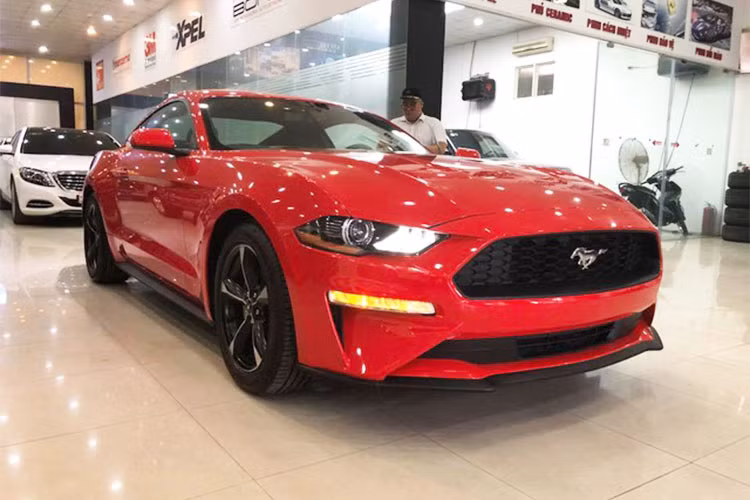 Ford Mustang là dòng xe cơ bắp thể thao bán chạy nhất thế giới, tại quê nhà Mỹ. Phiên bản Ford Mustang 2018 hiện có giá bán khởi điểm từ 25.680 USD (khoảng 585 triệu đồng) tại thị trường quê nhà. Được biết, Ford Mustang 2.3L 2018 có giá chào bán hơn 2 tỷ đồng tại Việt Nam.