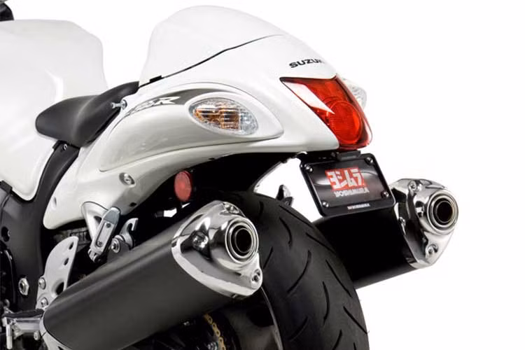 Suzuki Hayabusa từng bi xem là một trong những dòng xe đang vướng phải đạo luật quy định khí thải nghiêm ngặt Euro4 ở Châu Âu bắt đầu từ đầu năm 2017. Chính vì vậy mà các kĩ sư của Suzuki đã phải đau đầu tìm cách nâng công suất động cơ để tranh cho ra mắt mẫu xe này.