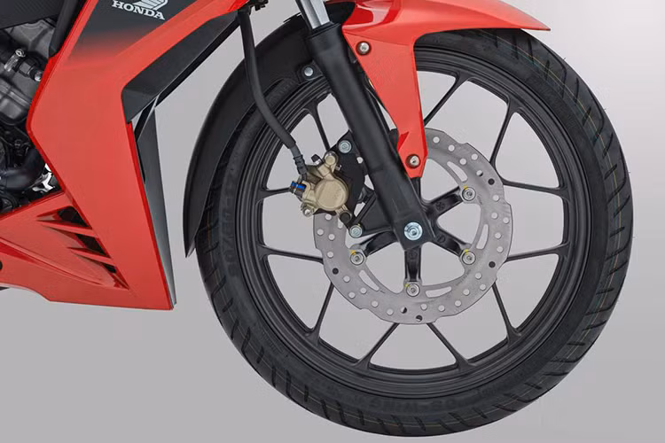 Trái tim của xe vẫn là khối động cơ xylanh đơn, dung tích 150cc, làm mát bằng dung dịch, sản sinh công suất 15,82 mã lực tại tua máy 9.000 vòng/phút và mômen xoắn cực đại 13,6 Nm tại tua máy 7.000 vòng/phút.