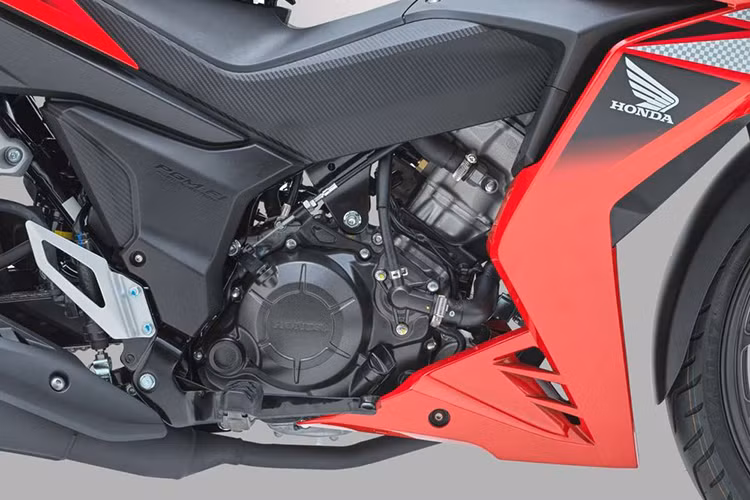 So với phiên bản cũ, có vẻ như động cơ của Honda RS150R 2022 mới đã được hiệu chỉnh lại để có công suất mạnh hơn đôi chút. Đi kèm với động cơ này là hộp số côn tay 6 cấp. 