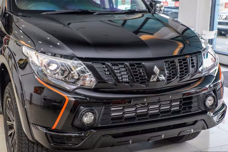 Ngoại thất của Mitsubishi Triton Athlete xuất hiện nhiều đặc điểm mới, lưới tản nhiệt dạng tổ ong màu đen bóng, cản trước cùng cụm đèn sương mù được thiết kế mới. Xe được bổ sung lớp ốp nhựa đen cùng các chi tiết viền cam nhấn nhá trên cản trước, sau và thân xe.
