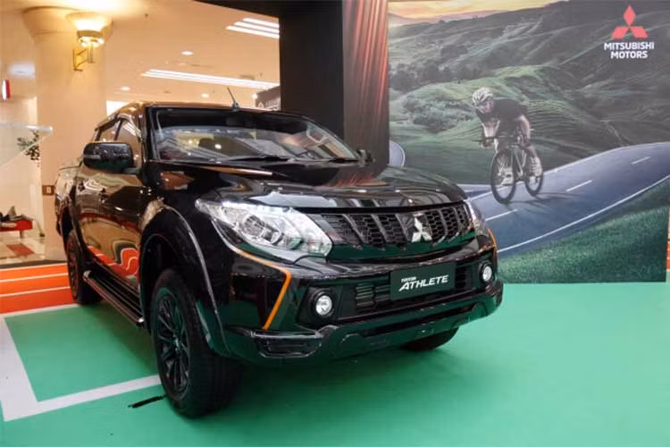 So với các phiên bản đang được phân phối trên thị trường, bán tải Mitsubishi Triton Athlete 2018 nổi bật với diện mạo bên ngoài hoàn toàn mới, đi kèm là một số thay đổi bên trong mang đến sự sang trọng hơn.