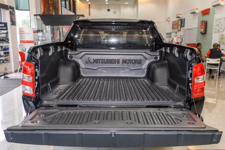 Tương tự như hai đối thủ Ford Ranger Wildtrak và Chevrolet Colorado High Country, tuy nhiên Triton Athlete là phiên bản với ngoại hình thể thao và trang bị cao cấp hơn với các trang bị ngoại thất khá đẹp, thùng xe còn đi kèm theo một số phụ kiện cho người thích "phượt".