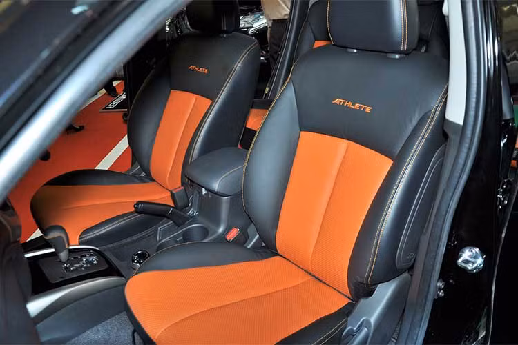 Các công nghệ trên xe bao gồm kiểm soát ổn định chủ động Active Stability Control (ASTC), hỗ trợ khởi hành ngang dốc Hill Start Assist, Trailer Sway Control cũng như khóa cửa tự động dựa vào cảm biến tốc độ và 7 túi khí đáp ứng đầy đủ tiêu chuẩn an toàn 5 sao của ASEAN NCAP. 