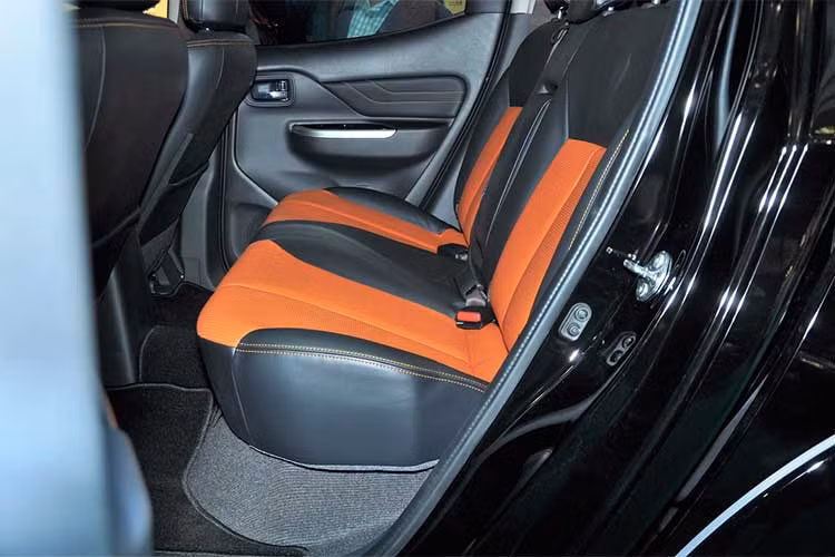 Xe sử dụng động cơ chạy dầu diesel 2.4L MIVEC, có công suất tối đa 181 mã lực và mô-men xoắn cực đại 430 Nm. Đi kèm với tùy chọn hộp số sàn 6 cấp hoặc hộp số tự động 5 cấp, dẫn động cầu sau hoặc 2 cầu 4WD.