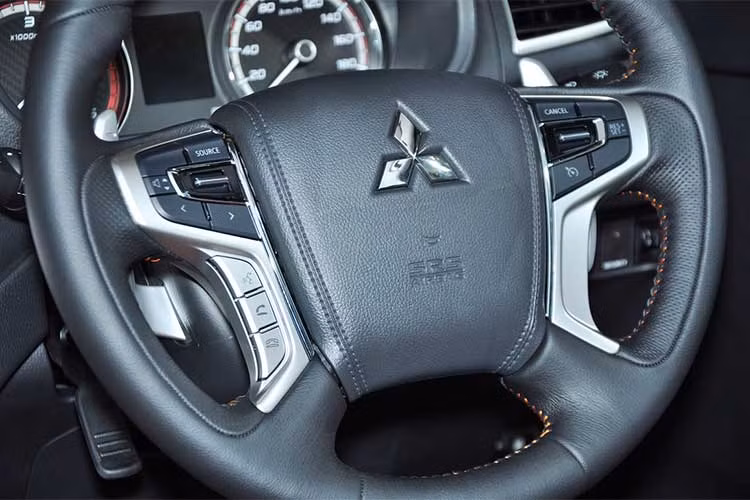 Ngoài ra, xe còn có ghế lái điều chỉnh bằng điện 8 hướng, màn hình cảm ứng AVN tích hợp Apple CarPlay và hỗ trợ Android Auto, lẫy chuyển số trên vô lăng và điều hòa 2 vùng… Phần tựa đầu ghế ngồi và thảm lót sàn xuất hiện dòng chữ “Athlete”.