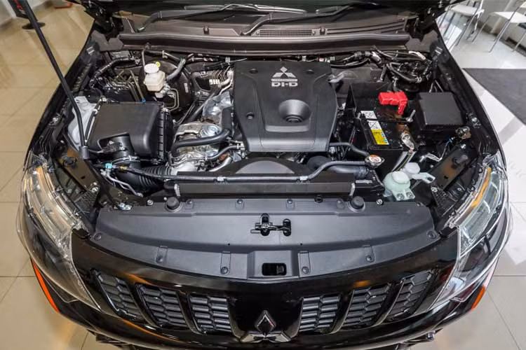 Theo đại diện hãng Mitsubishi cho hay, phiên bản đặc biệt Triton Athlete sẽ được áp dụng cho 3 cấu hình bao gồm: Double Cab 2.4 MIVEC Plus MT, Double Cab 2.4 MIVEC Plus AT và Double Cab 2.4 MIVEC 4×4 AT. 