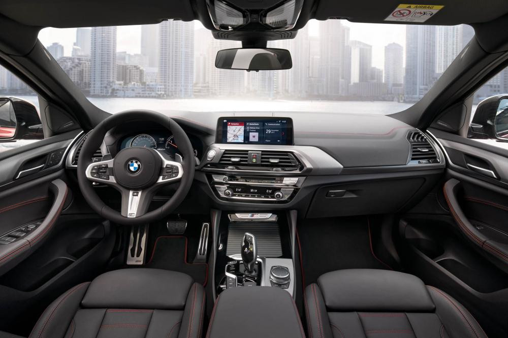 Về mặt nội thất, BMW X4 2019 có những thay đổi rõ rệt so với thế hệ cũ. Mẫu SUV lai coupe hạng sang giờ đây sở hữu màn hình cảm ứng cỡ lớn có kích thước 10,25 inch đặt hẳn lên cao đầy hiện đại, màn hình hiển thị thông tin trên kính chắn gió tùy chọn với kích thước tăng 75% đi kèm khả năng ra lệnh bằng giọng nói/cử chỉ.
